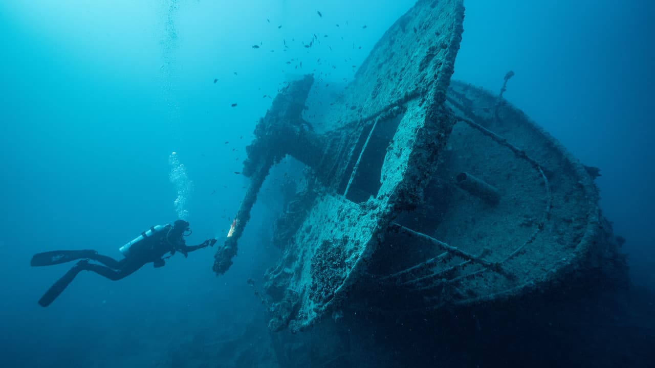 Kızıldeniz'in dibindeki hayalet gemi: İçinde hala lokomotifler var